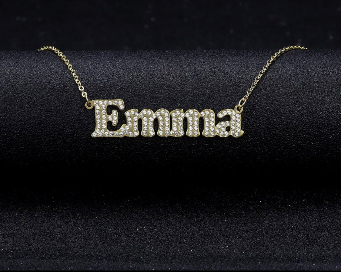 The Boxy Name necklace